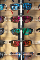 Paires de lunettes de soleil sur un pr&eacute;sentoir chez un opticien