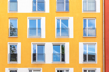 Fensterfront an einem farbigen Wohnblock im Frankfurter Stadtteil Bockenheim