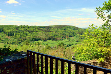 Aussicht von der Ruine der Prümer Burg bei Prümzurlay ins Tal des Flusses Prüm im Eifelkreis Bitburg-Prüm im deutschen Bundesland Rheinland-Pfalz. 