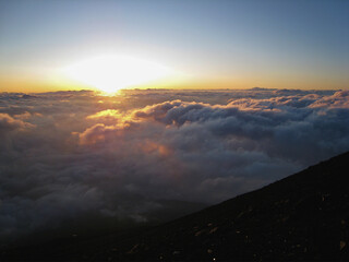 富士山頂上から見た日の出と雲海