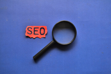 magnifying glass with the word seo