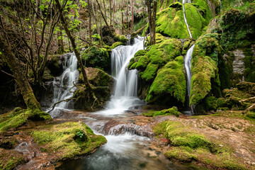 Cascada de la tobería en Andoin, Alava