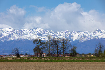 Panorama con vista delle Alpi da Casalbeltrame in Piemonte