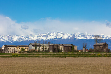 Panorama con vista delle Alpi da Casalbeltrame in Piemonte