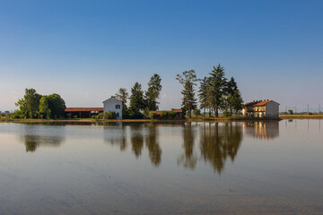 Obraz premium Cascina Cattedrale abbandonata tra le risaie a Borgolavezzaro in Piemonte