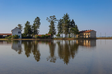 Cascina Cattedrale abbandonata tra le risaie a Borgolavezzaro in Piemonte