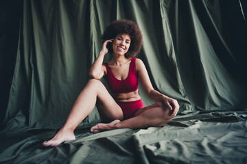 Obraz premium Unretouched photo of happy girl sit green linen feel body positive isolated background