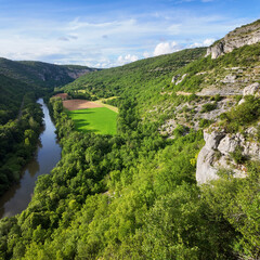 Rochers et rivi&egrave;re