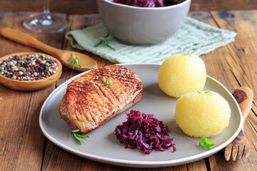 Entenbrust mit Rotkohl und Kartoffelklößen
