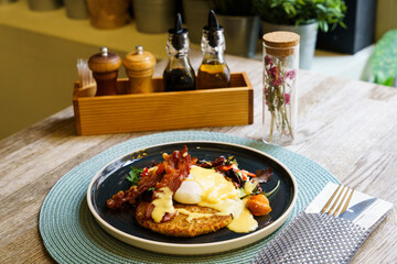 Fried bacon with poached eggs, hash browns and vegetables