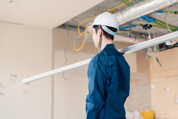 現場に資材を搬入する大工さん