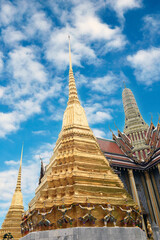 Fototapeta premium Caryatid sculptures in the gold Chedi tempel of the Smaragd Buddha Wat Phra Kaeo, Grand Palace, Bangkok, Thailand