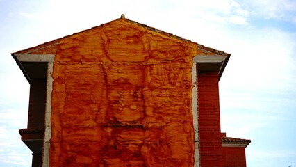 side facade with thermal insulation against the sky