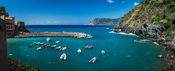 Obraz premium Wonder of the Cinque Terre. Vernazza, a village by the sea