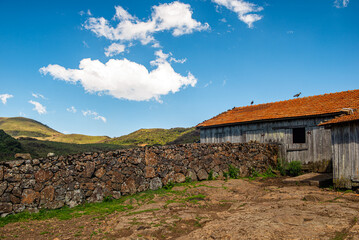 Muro de taipa, feitos de rocha, conhecida como basalto, muito usado nos campos de Santa Catarina e Rio Grande do Sul.