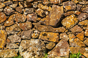 Muro de taipa, feitos de rocha, conhecida como basalto, muito usado nos campos de Santa Catarina e Rio Grande do Sul.
