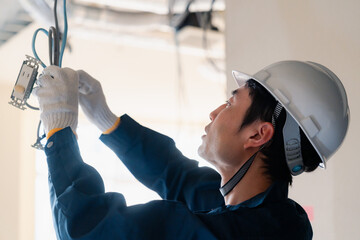 建築現場で配線工事をする電気工事士