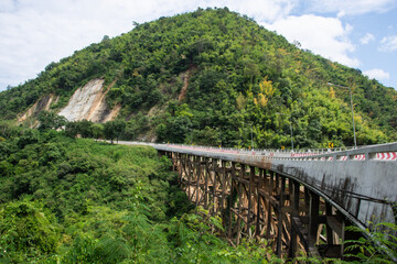 Fototapeta premium bridge in the mountains