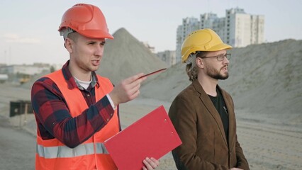 Builder discuss about work process on site