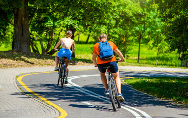 Obraz premium Cyclists ride on the bike path in the city Park 