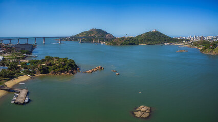 Vista aérea da baía de Vitória mostrando o Convento e a Terceira Ponte ao fundo. Vitória, Espírito Santo, Brasil.