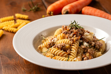 Piatto deliziosi fusilli conditi con ragù bianco di manzo, cibo italiano, gastronomia europea 