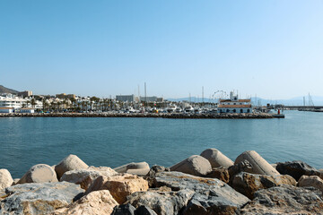Paisaje de puerto marítimo con rocas