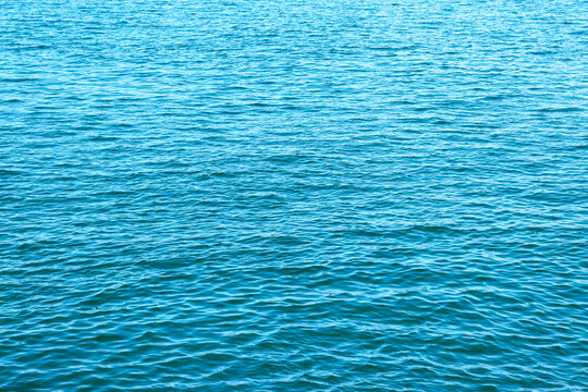 Primer plano del agua del mar azul