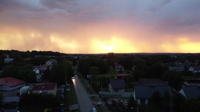Kolorowy i malowniczy zach&oacute;d słońca nad małym osiedlem