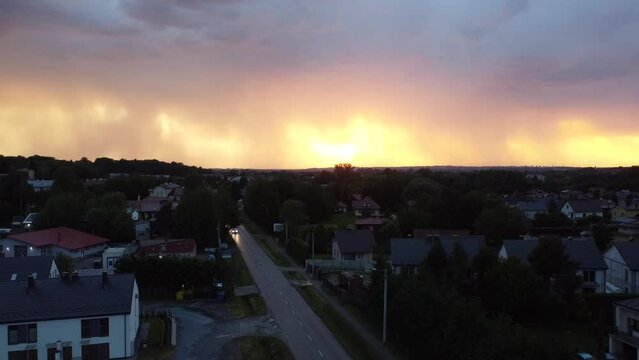 Kolorowy i malowniczy zach&oacute;d słońca nad małym osiedlem