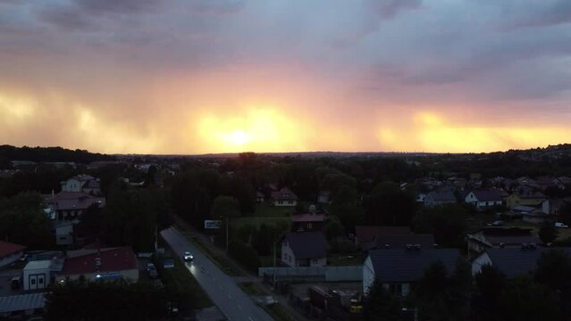 Kolorowy i malowniczy zach&oacute;d słońca nad małym osiedlem