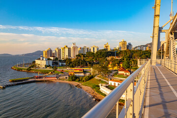 luz do pôr-do-sol batendo na  ponte Hercílio Luz de Florianópolis, Santa Catarina, Brasil...