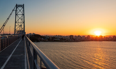 Fototapeta premium pôr-do-sol na ponte Hercílio Luz de Florianópolis, Santa Catarina, Brasil Florianopolis
