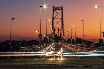 anoitecer e as    luzes do tráfego intenso de carros  na ponte Hercílio Luz de Florianópolis,...