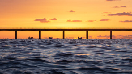 Le pont et les bateaux