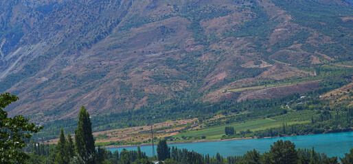 Obraz premium A village can be seen at the foot of the mountain