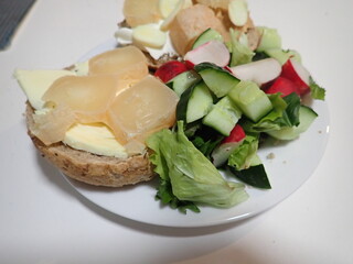 bread sandwich with cheese and vegetables