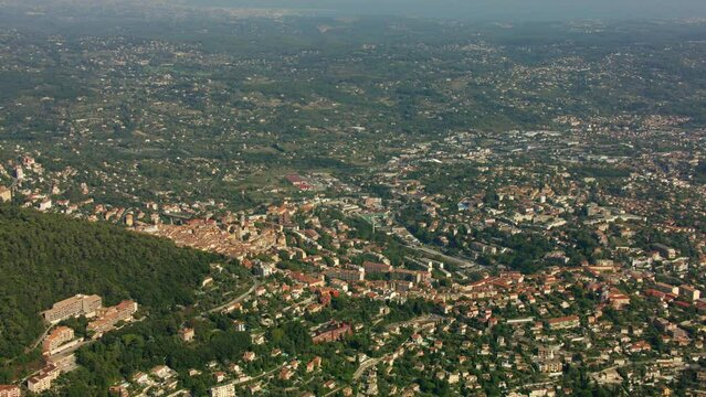 vue a&eacute;rienne drone de la ville de Grasse 