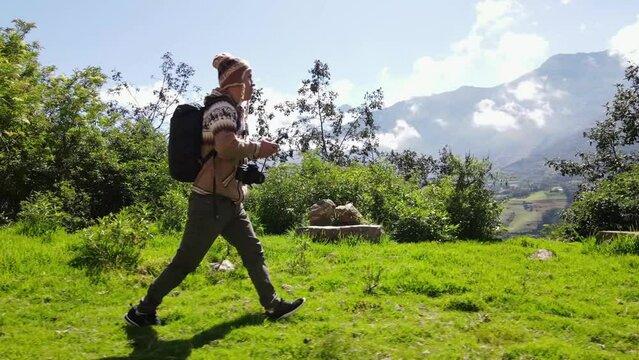 Hermosas monta&ntilde;as y hombre joven turista caminando con mochila en el camino en verano. Paisaje con turista en la cima de la monta&ntilde;a, bosque, colinas, cielo blancos con nubes, Viaje,quechua,sierra