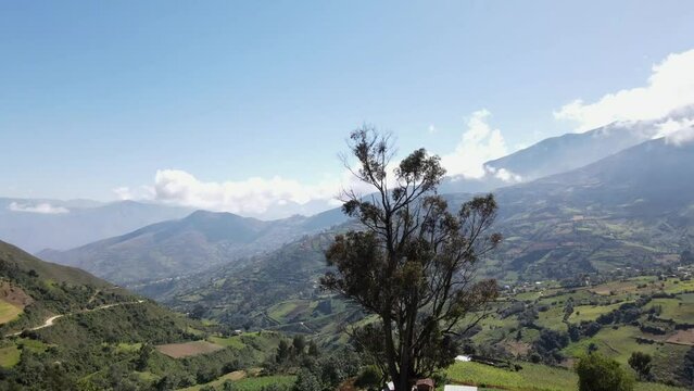 Mujer excursionista viajera, aventurera con mochila sinti&eacute;ndose victoriosa frente a la monta&ntilde;a, al aire libre para la educaci&oacute;n de la naturaleza en vacaciones. Concepto de viaje,casa quechua