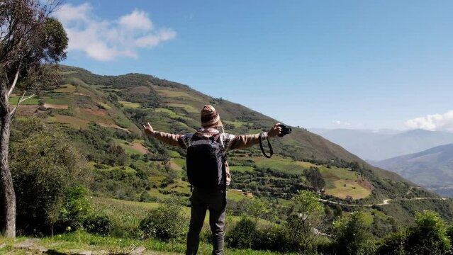 Hermosas monta&ntilde;as y hombre joven turista caminando con mochila en el camino en verano. Paisaje con turista en la cima de la monta&ntilde;a, bosque, colinas, cielo blancos con nubes, Viaje,quechua,sierra