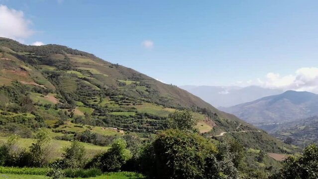 Mujer excursionista viajera, aventurera con mochila sinti&eacute;ndose victoriosa frente a la monta&ntilde;a, al aire libre para la educaci&oacute;n de la naturaleza en vacaciones. Concepto de viaje,casa quechua