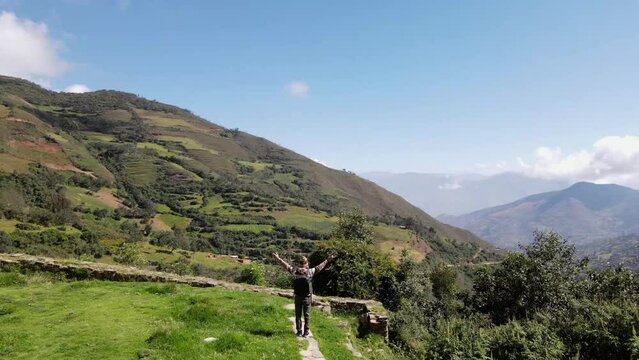 Hermosas monta&ntilde;as y hombre joven turista caminando con mochila en el camino en verano. Paisaje con turista en la cima de la monta&ntilde;a, bosque, colinas, cielo blancos con nubes, Viaje,quechua,sierra