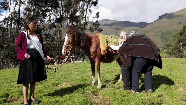 Hermosa campesina en familia caminando bajo la c&aacute;lida luz del sol junto a un caballo montando a un ni&ntilde;o. Concepto de viaje de estilo de vida saludable,quechua ,estilo de vida,tradiciones Per&uacute;