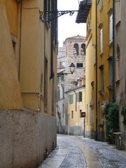 Obraz premium Regen in der Gasse von Verona Italien