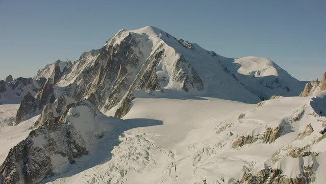 vue a&eacute;rienne drone h&eacute;licopt&egrave;re du Mont Blanc dans les alpes en France