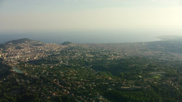 large vue a&eacute;rienne drone de la ville de Nice c&ocirc;te d'azur
