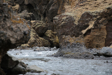 Landschaftsbild auf Island am Wasserfall Kvernufoss