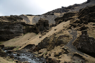 Landschaftsbild auf Island am Wasserfall Kvernufoss