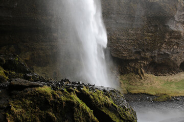 Landschaftsbild auf Island am Wasserfall Kvernufoss